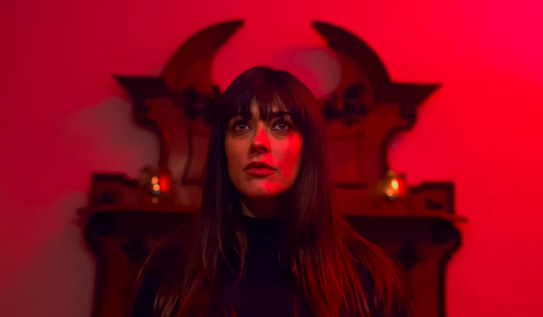 "Sospesi" è il nuovo video di Colapesce, con la partecipazione straordinaria di Valentina Lodovini